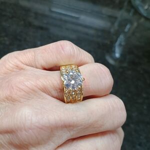 Elegant Gold and 2 Kt Women's Ring